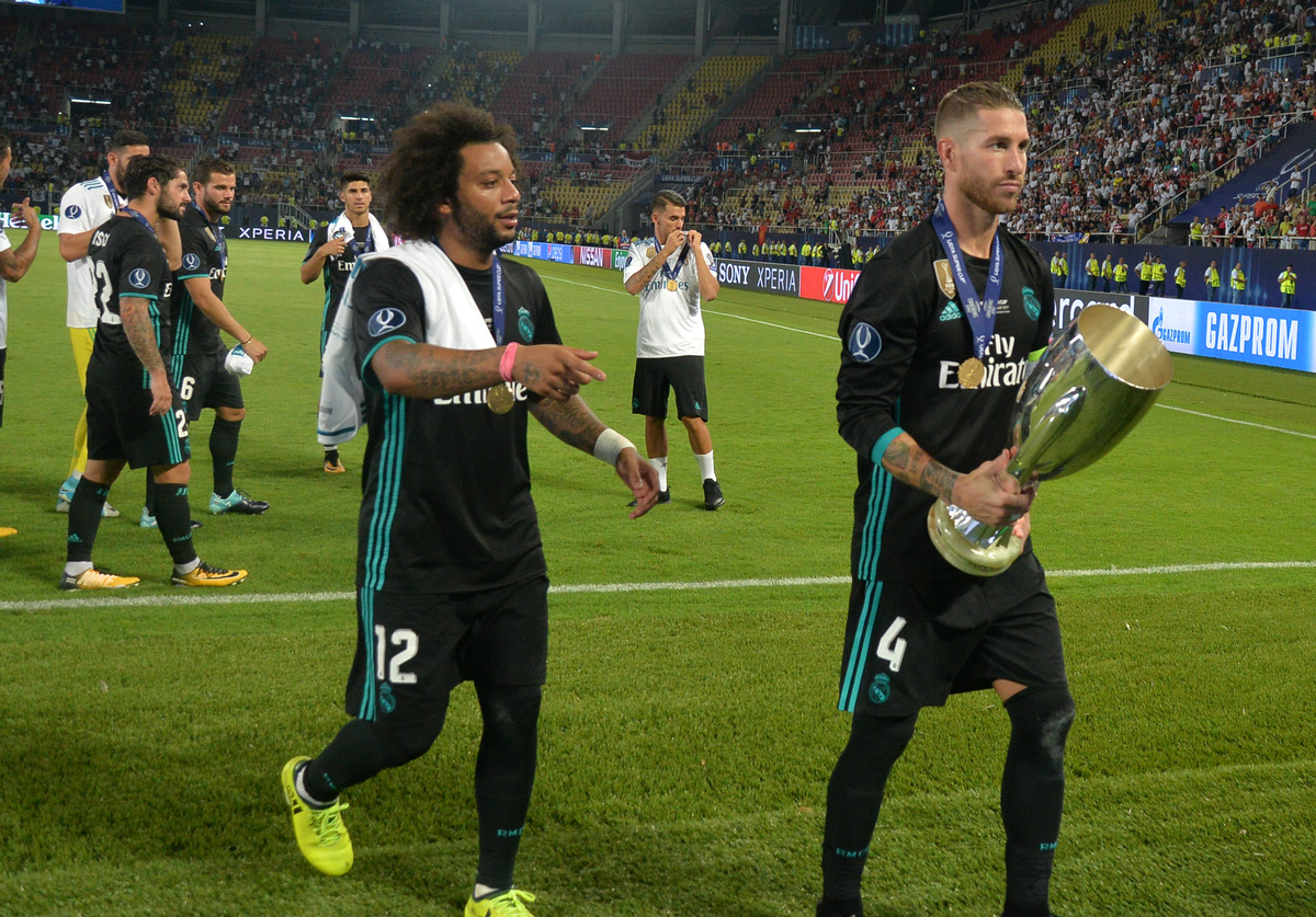 MARCELO i SERGIO RAMOS fudbaleri Reala Madrid sa peharom na utakmici UEFA Super Kupa protiv Mancester Junajteda na stadionu Filip II Makedonski, Skoplje 09.08.2017. godine Foto: PS / MN PRESS PHOTO Fudbal, Mancester Junajted, Real Madrid, UEFA Super Kup