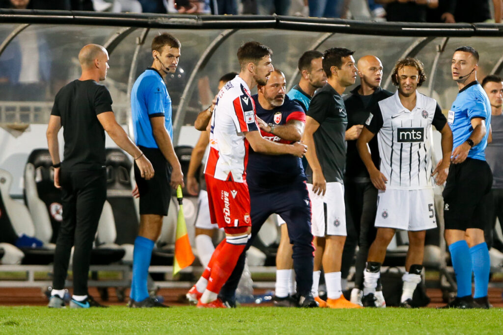 DEJAN STANKOVIC trener i MILOS DEGENEK fudbaler Crvene Zvezde na utakmici Super Lige Srbije protiv Partizana na stadionu Partizana, Beograd 19.09.2021. godine Foto: Ivica Veselinov / MN PRESS FOOTBALL, FUDBAL, SUPERLIGA SRBIJE, PRVENSTVO SRBIJE, LINGLONG LIGA, PARTIZAN, CRVENA ZVEZDA, DERBI