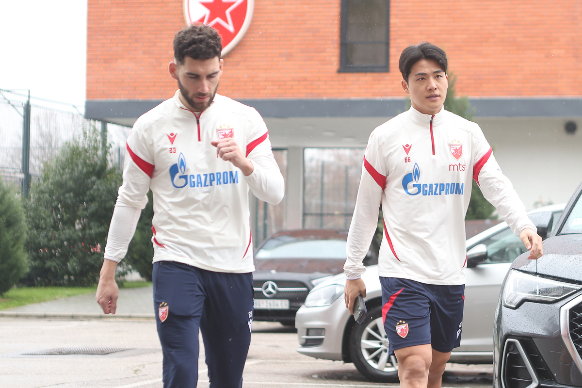 NAYAIR TIKNIZYAN Najir Tiknizjan i YOUNGWOO SEOL Jongvu Seol fudbaler Crvene Zvezde na okupljanju na stadionu Rajko Mitic, Beograd 03.01.2026. godine Foto: Ivica Veselinov / MN PRESS FUDBAL, FOOTBALL, CRVENA ZVEZDA, RED STAR, PRIPREME