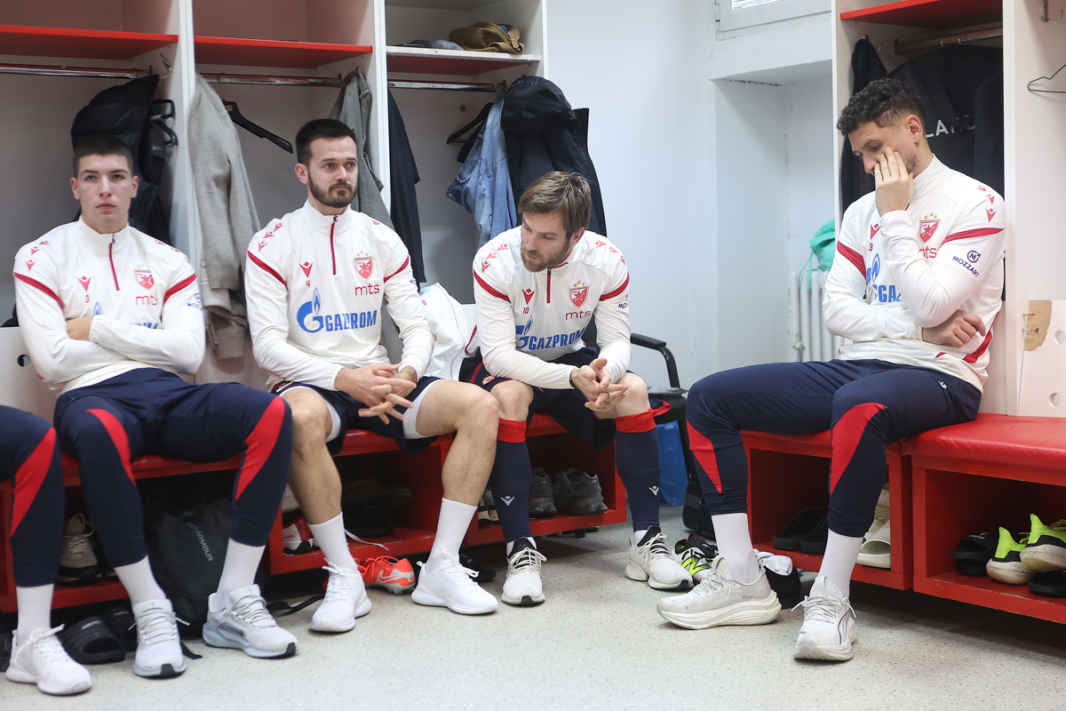 MIRKO IVANIC, ALEKSANDAR KATAI i MILOS VELJKOVIC fudbaler Crvene Zvezde na okupljanju na stadionu Rajko Mitic, Beograd 03.01.2026. godine Foto: Ivica Veselinov / MN PRESS FUDBAL, FOOTBALL, CRVENA ZVEZDA, RED STAR, PRIPREME