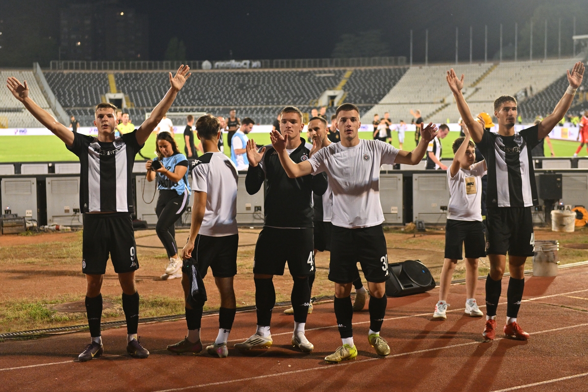 ANDREJ KOSTIC, DUSAN JOVANOVIC, MILAN ROGANOVIC, NIKOLA SIMIC RADOST fudbalera Partizana na utakmici Superlige Prvenstva Srbije protiv IMT na stadionu Partizana, Beograd 18.08.2025. godine Foto: Marko Metlas Fudbal, Partizan, Superliga Prvenstvo Srbije, IMT