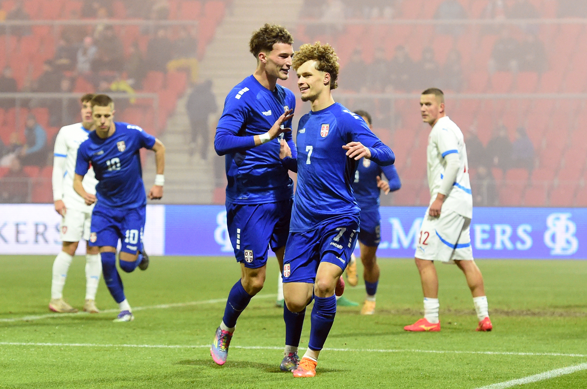 STEFAN DZODIC, LAZAR JOVANOVIC, mladi fudbaler Srbije U21, na prijateljskoj utakmici protiv Ceske, na stadionu Arnosta Kostala. Pardubice, 14.11.2025. foto: Nebojsa Parausic Fudbal Ceska, Srbija U21