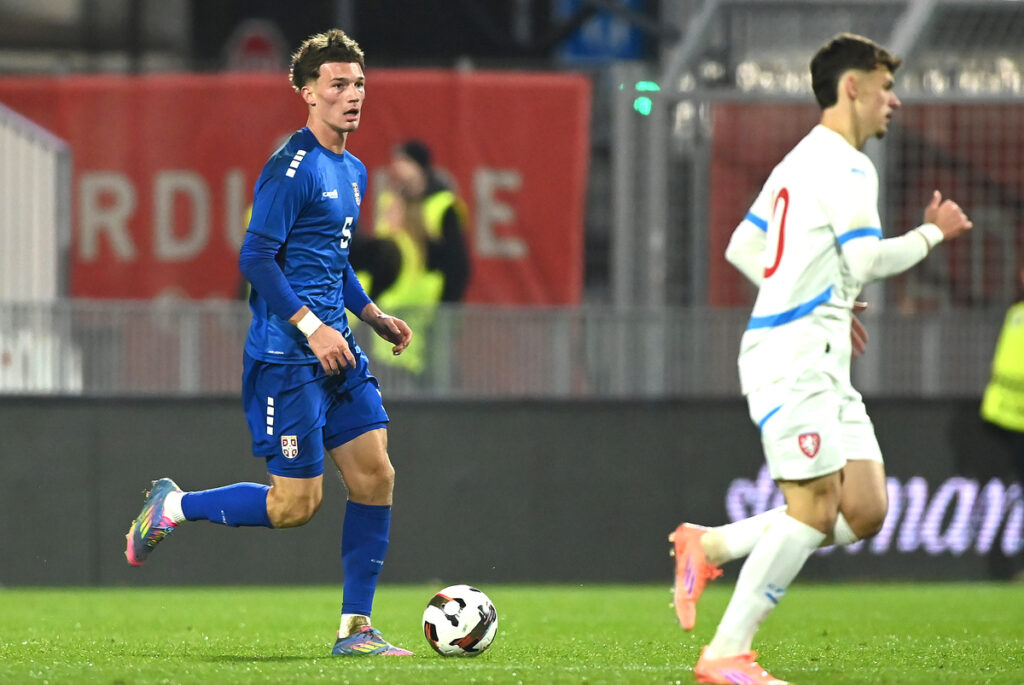 STEFAN DZODIC, mladi fudbaler Srbije U21, na prijateljskoj utakmici protiv Ceske, na stadionu Arnosta Kostala. Pardubice, 14.11.2025. foto: Nebojsa Parausic Fudbal Ceska, Srbija U21