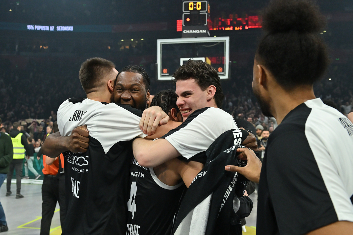 ARIJAN LAKIC, BRUNO FERNANDO, MITAR BOSNJAKOVIC RADOST kosarkasa Partizana na utakmici Evrolige protiv Crvene zvezde u hali Beogradska arena, Beograd 12.12.2025. godine Foto: Marko Metlas Kosarka, Partizan, Evroliga, Crvena zvezda