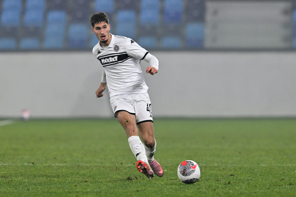 NIKOLA SIMIC fudbaler Partizana na utakmici Superlige Prvenstva Srbije protiv IMT na stadionu Lagator, Loznica 20.12.2025. godine Foto: Marko Metlas Fudbal, Partizan, Superliga Prvenstvo Srbije, IMT