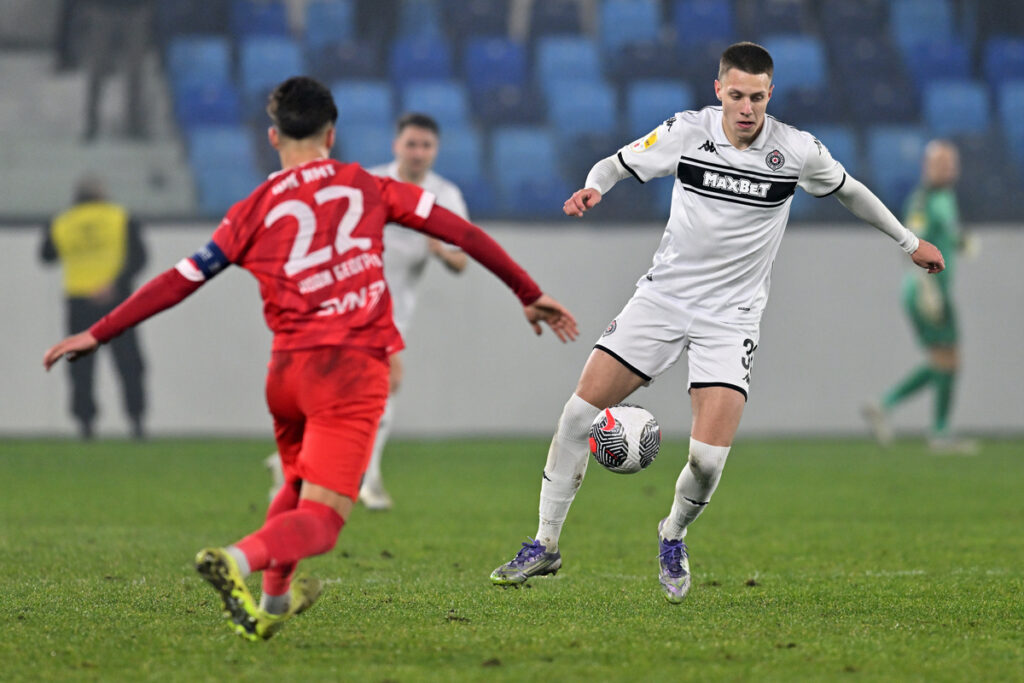 OGNJEN UGRESIC fudbaler Partizana na utakmici Superlige Prvenstva Srbije protiv IMT na stadionu Lagator, Loznica 20.12.2025. godine Foto: Marko Metlas Fudbal, Partizan, Superliga Prvenstvo Srbije, IMT