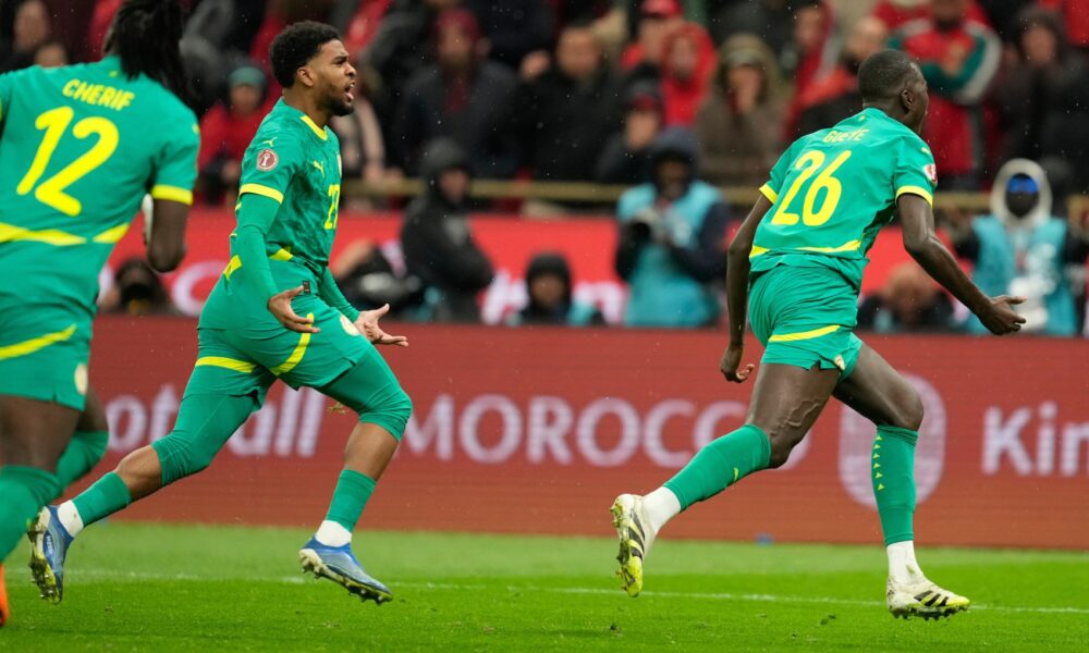 Pape Gej postiže gol za Senegal vredan titule