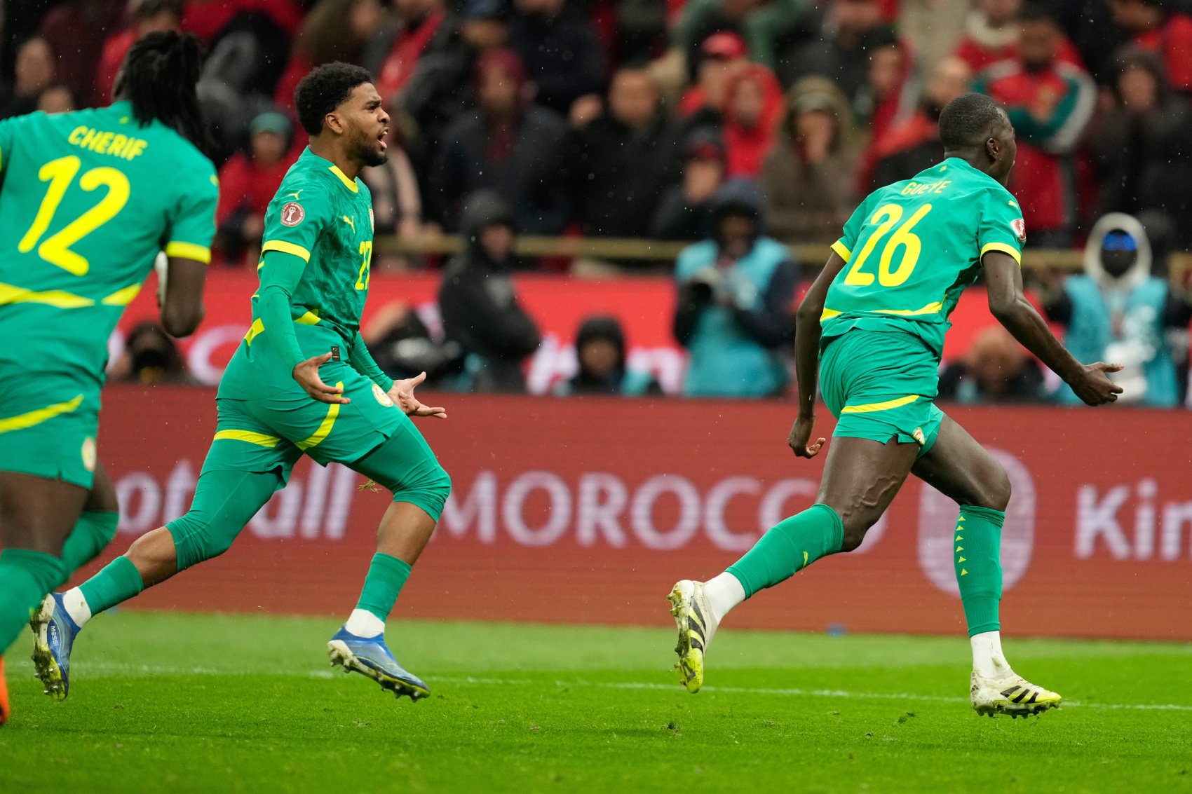 Pape Gej postiže gol za Senegal vredan titule