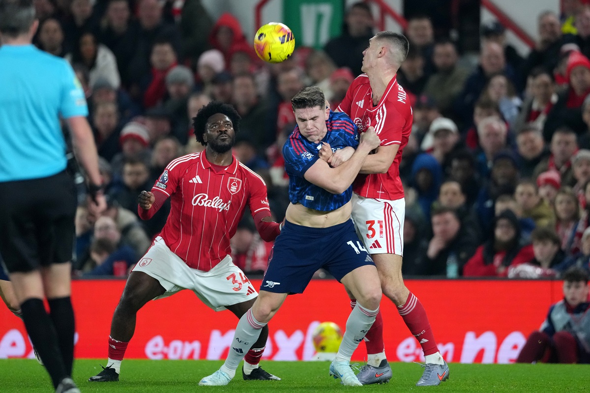 Arsenal's Viktor Gyokeres fights for the ball with Nottingham Forest's Nikola Milenkovic and Ola Aina, left, during the English Premier League soccer match between Nottingham Forest and Arsenal in Nottingham, England, Saturday, Jan. 17, 2026. (AP Photo/Dave Shopland)