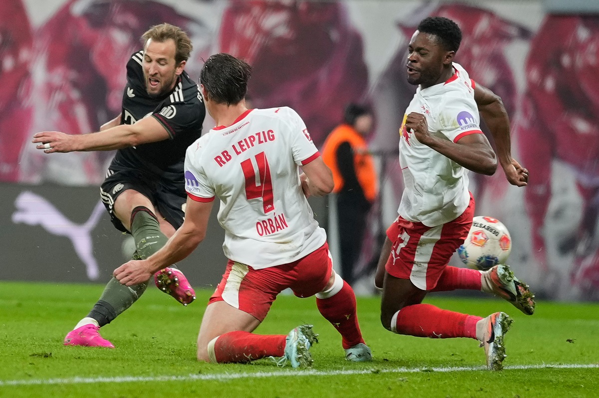 Bayern's Harry Kane scores his side's second goal during the Bundesliga soccer match between RB Leipzig and FC Bayern Munich in Leipzig, Germany, Saturday, Jan. 17, 2026. (AP Photo/Matthias Schrader)