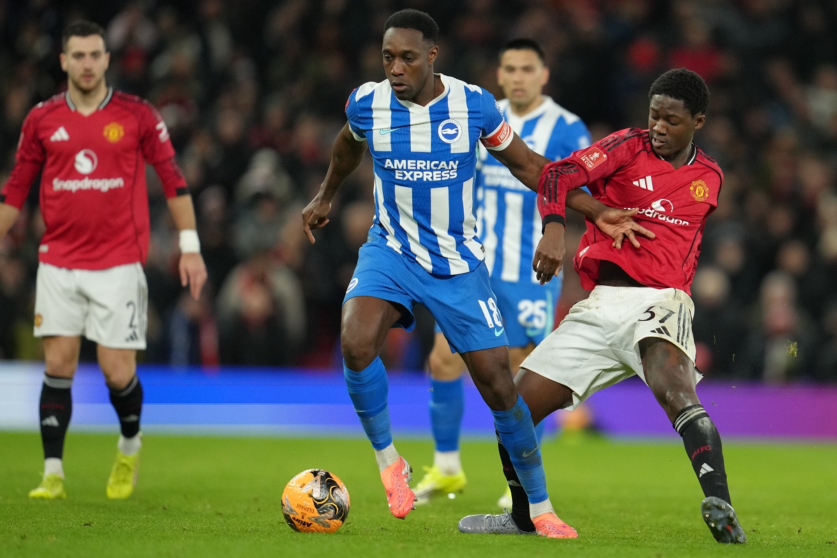 Brighton's Danny Welbeck, left, and Manchester United's Kobbie Mainoo fight for the ball during the FA Cup third round soccer match between Manchester United and Brighton in Manchester, England, Sunday, Jan. 11, 2026. (AP Photo/Jon Super)