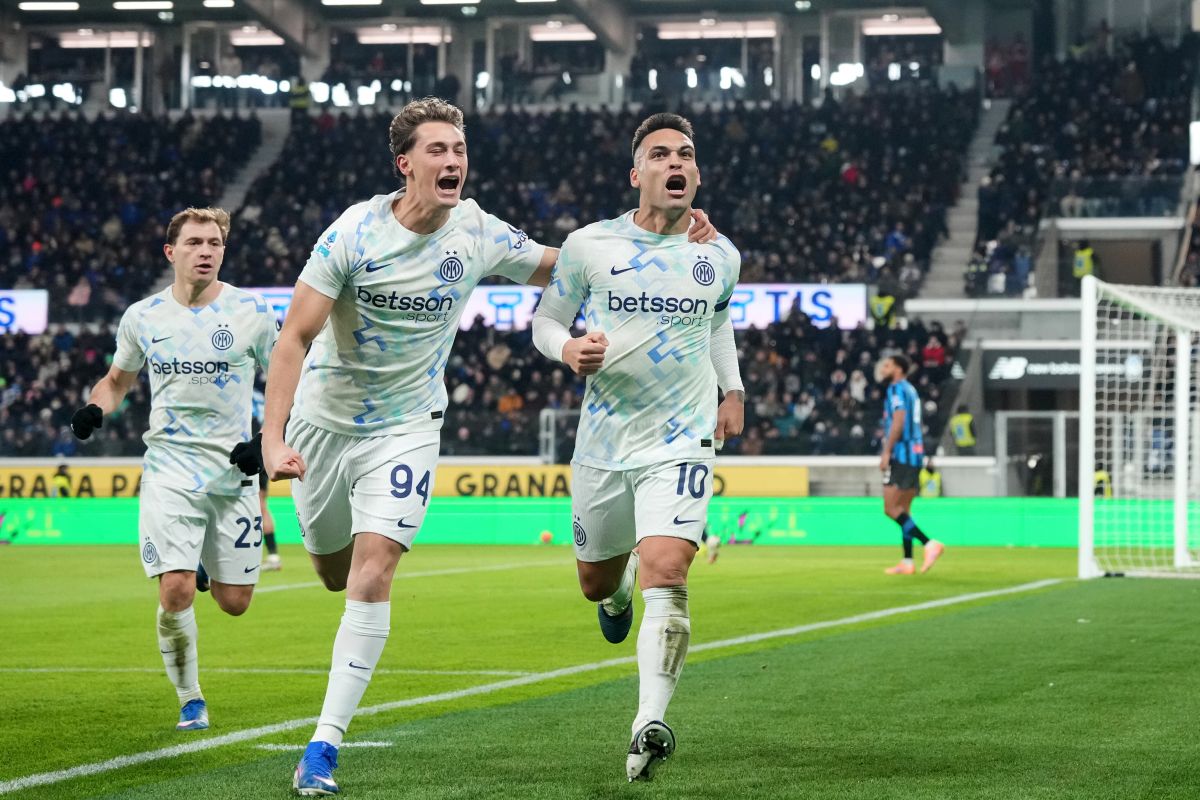 Inter Milan's Lautaro Martinez, right, celebrates after scoring a goal during the Serie A soccer match between Atalanta and Inter, in Bergamo, Italy, Sunday, Dec. 28, 2025. (Spada/LaPresse via AP)