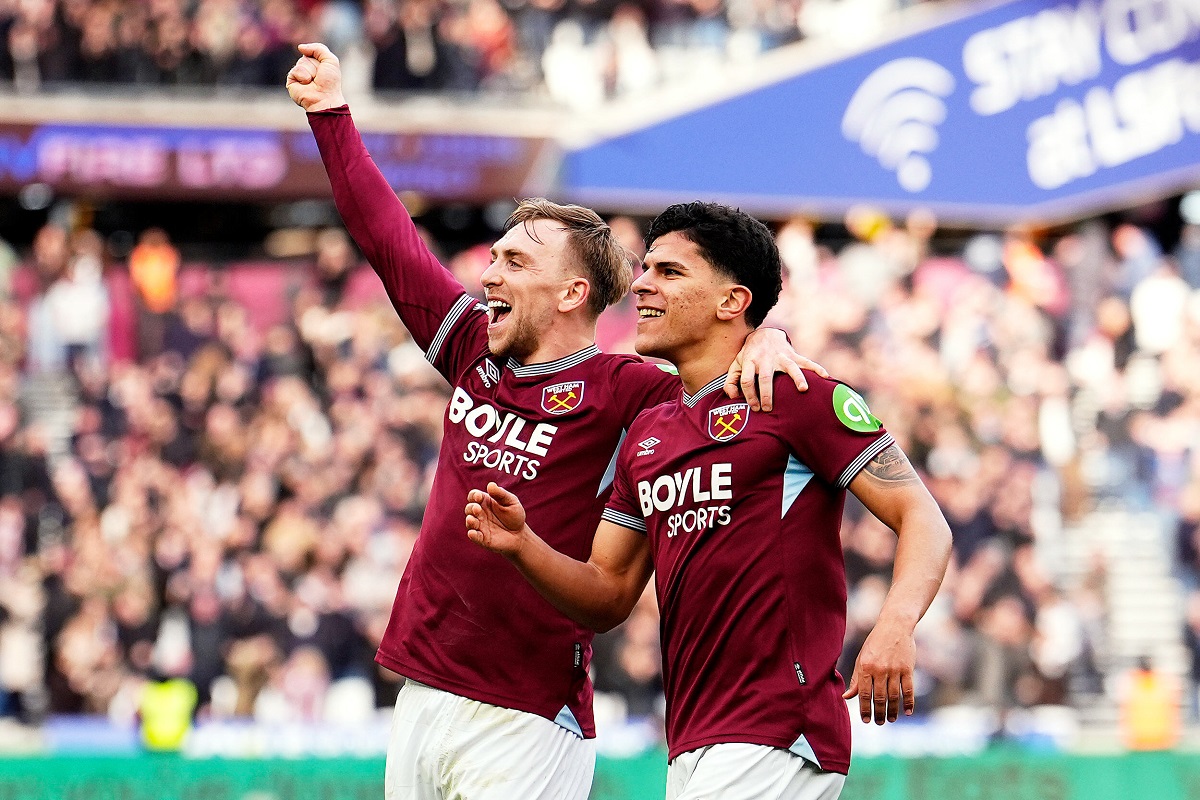 West Ham United's Mateus Fernandes, right,celebrates scoring his side's third goal with teammate Jarrod Bowen, during the English Premier League soccer match between West Ham United and Sunderland in London, Saturday Jan. 24, 2026. ( Jordan Pettitt/PA via AP)