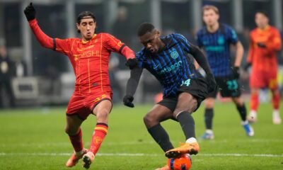 Inter Milan's Ange-Yoan Bonny, right, challenges for the ball with Lecce's Youssef Maleh during the Serie A soccer match between Inter Milan and Lecce in Milan, Italy, Wednesday, Jan. 14, 2026. (AP Photo/Luca Bruno)