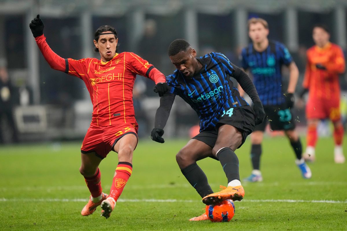 Inter Milan's Ange-Yoan Bonny, right, challenges for the ball with Lecce's Youssef Maleh during the Serie A soccer match between Inter Milan and Lecce in Milan, Italy, Wednesday, Jan. 14, 2026. (AP Photo/Luca Bruno)