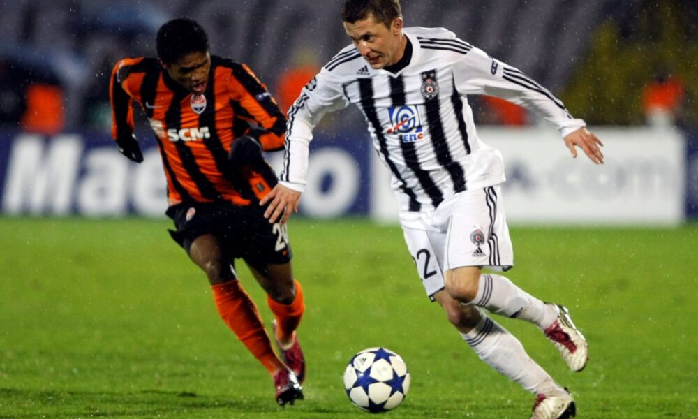 Sasa Ilic fudbaler Partizana na utakmici Lige Sampiona protiv Douglas Costa Daglas Kosta iz Sahtjor Donjecka na stadionu Partizana 23.11.2010. godine Foto: Marko Metlas