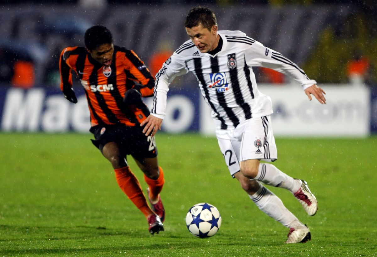 Sasa Ilic fudbaler Partizana na utakmici Lige Sampiona protiv Douglas Costa Daglas Kosta iz Sahtjor Donjecka na stadionu Partizana 23.11.2010. godine Foto: Marko Metlas
