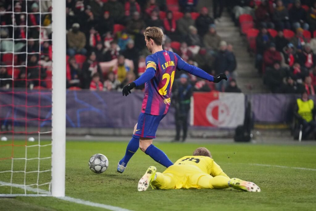 Barcelona's Frenkie de Jong scores a gaol before it is disallowed after a VAR review during the Champions League opening phase soccer match between Slavia Prague and Barcelona in Prague, Czech Republic, Wednesday, Jan. 21, 2026. (AP Photo/Petr David Josek)
