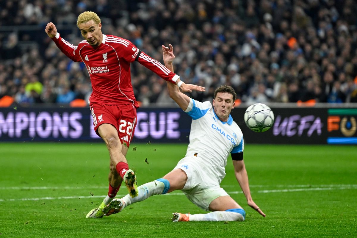 Liverpool's Hugo Ekitike, left, kicks the ball during the Champions League opening phase soccer match between Marseille and Liverpool in Marseille, France, Wednesday, Jan. 21, 2026. (AP Photo/Philippe Magoni)