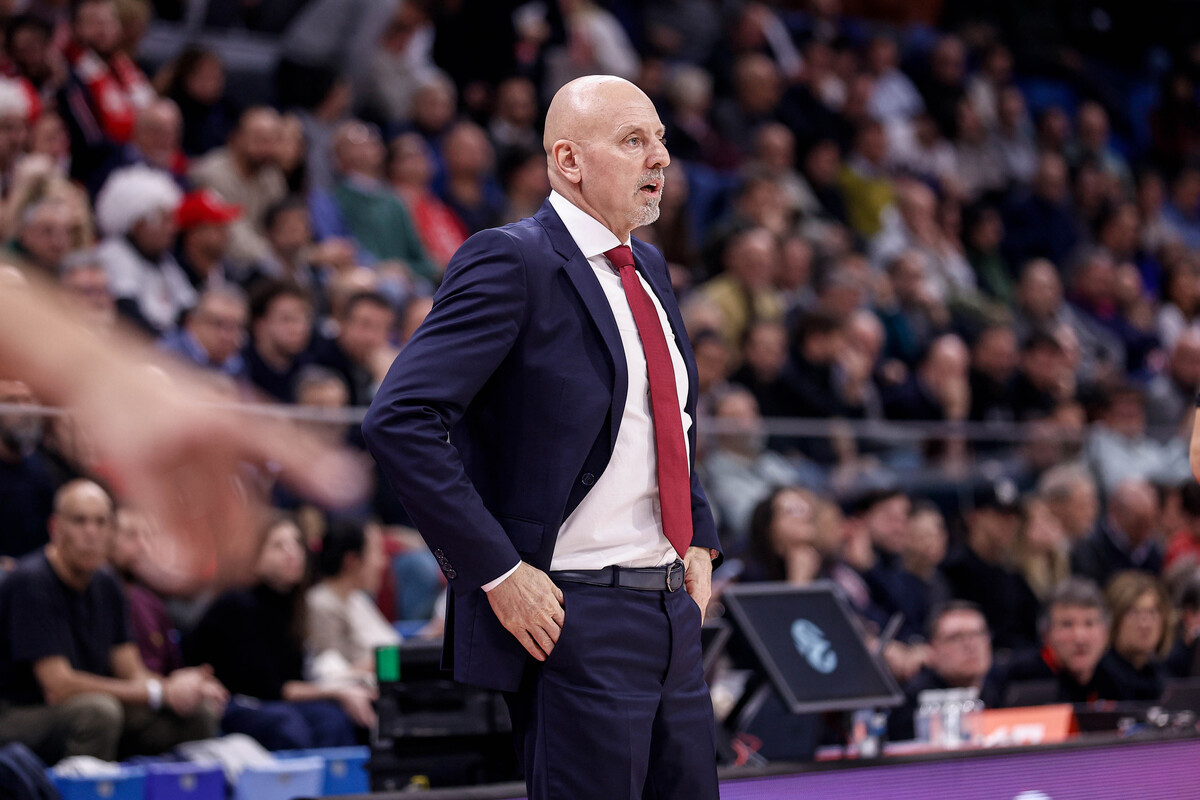 Trener Crvene zvezde na utakmici Evrolige protiv Armani Olimpije Milano u hali Mediolanum forum, Milano 15.01.2026. godine Foto: MN PRESS Kosarka, Crvena zvezda, Evroliga, Armani Olimpije Milano