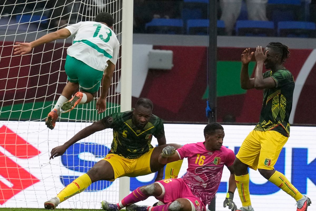 Senegal's Iliman Ndiaye, top left, reacts after scoring the opening goal of his team during the Africa Cup of Nations quarterfinal soccer match between Senegal and Mali in Tangier, Morocco, Friday, Jan. 9, 2026. (AP Photo/Themba Hadebe)
