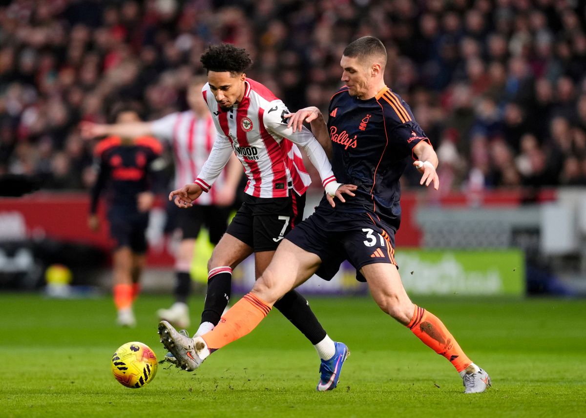 Brentford's Kevin Schade, left, and Nottingham Forest's Nikola Milenkovic battle for the ball during their English Premier League soccer match in London, Sunday, Jan. 25, 2026. (Nick Potts/PA via AP)