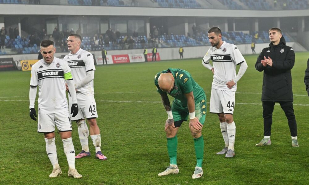 BIBARS NATCHO Bibars Natho, DUSAN JOVANOVIC, MARKO MILOSEVIC golman, STEFAN MILIC TUGA fudbalera Partizana na utakmici Superlige Prvenstva Srbije protiv IMT na stadionu Lagator, Loznica 20.12.2025. godine Foto: Marko Metlas Fudbal, Partizan, Superliga Prvenstvo Srbije, IMT