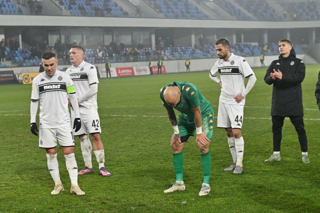 BIBARS NATCHO Bibars Natho, DUSAN JOVANOVIC, MARKO MILOSEVIC golman, STEFAN MILIC TUGA fudbalera Partizana na utakmici Superlige Prvenstva Srbije protiv IMT na stadionu Lagator, Loznica 20.12.2025. godine Foto: Marko Metlas Fudbal, Partizan, Superliga Prvenstvo Srbije, IMT