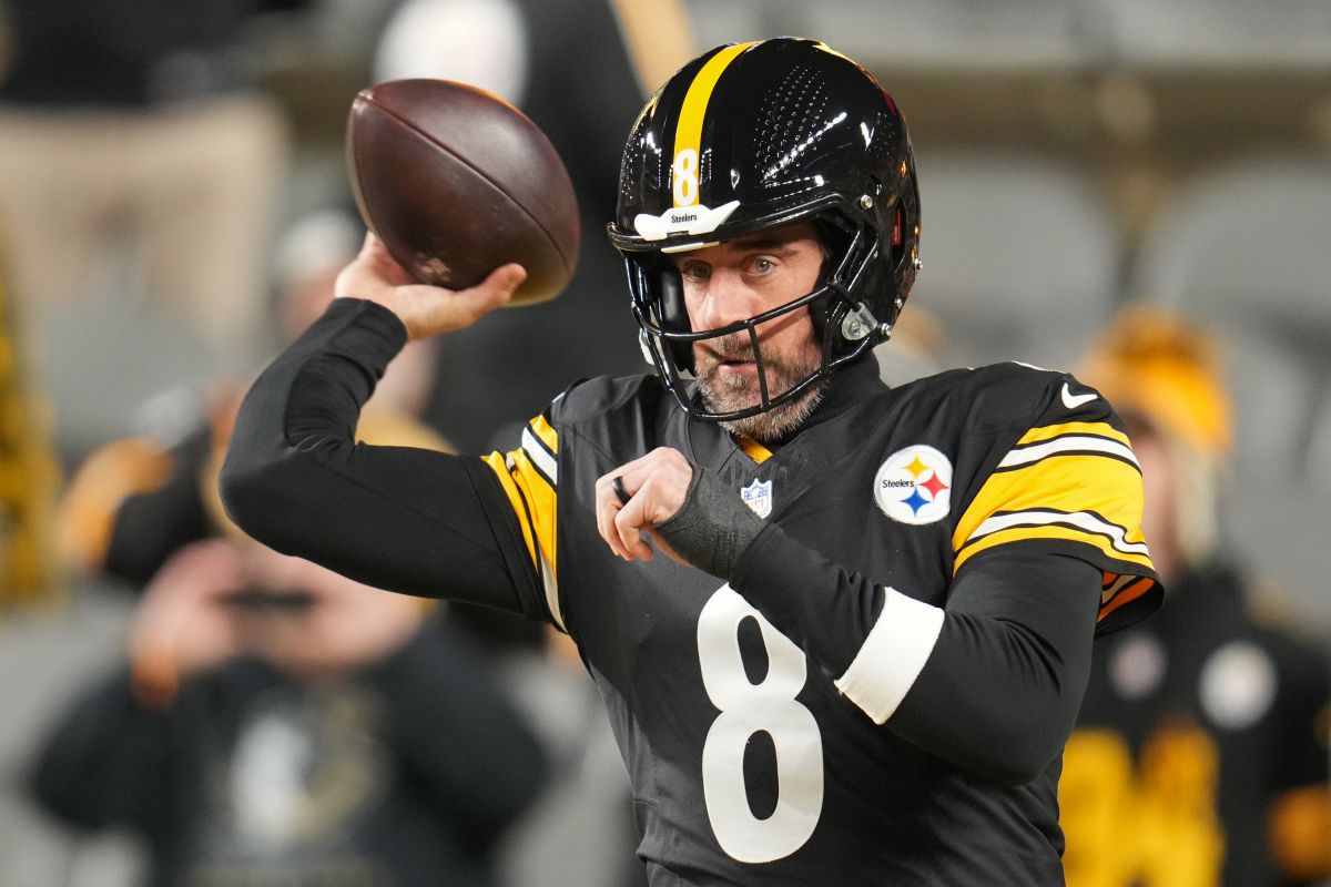 Pittsburgh Steelers quarterback Aaron Rodgers warms up before an NFL football game against the Baltimore Ravens, Sunday, Jan. 4, 2026, in Pittsburgh. (AP Photo/Gene J. Puskar)