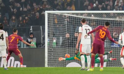 Roma's Lorenzo Pellegrini, second from left, scores his side's first goal by the penalty during the Serie A soccer match between Roma and AC Milan in Rome, Sunday, Jan. 25, 2026. (AP Photo/Gregorio Borgia)