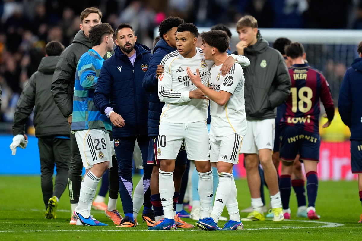Real Madrid's Kylian Mbappe (10) and teammates celebrate at the end of the Spanish La Liga soccer match against Levante in Madrid, Spain, Saturday, Jan. 17, 2026. (AP Photo/Jose Breton)
