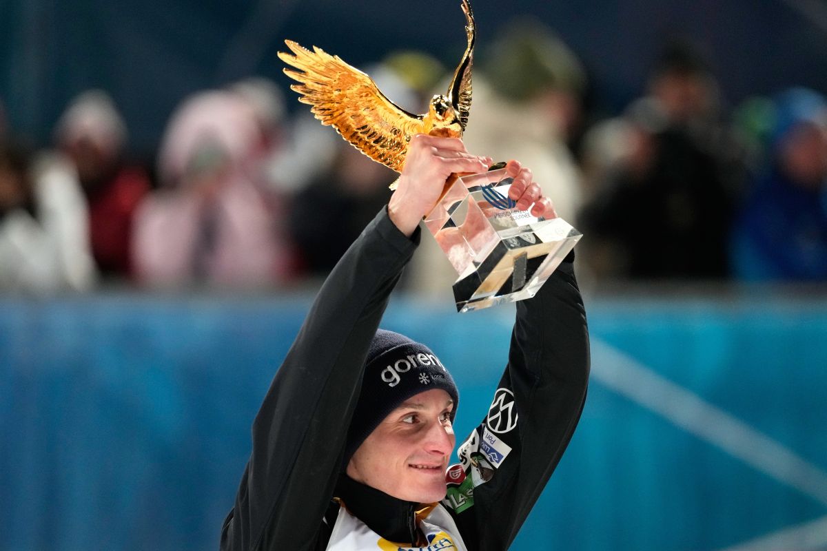 Domen Prevc, of Slovenia, celebrates with his golden eagle trophy after winning the Four Hills ski jumping tournament in Bischofshofen, Austria, Tuesday, Jan. 6, 2026. (AP Photo/Matthias Schrader)