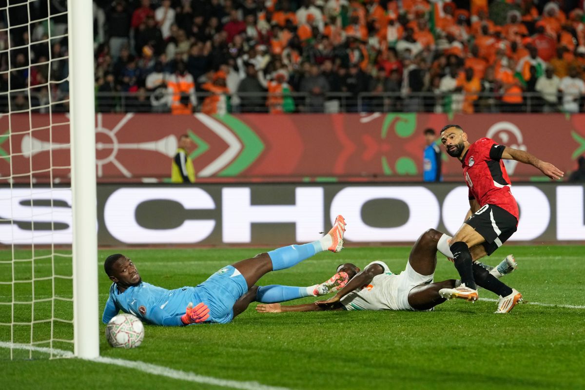 Egypt's Mohamed Salah, right, scores his side's third goal during the Africa Cup of Nations quarterfinal soccer match between Egypt and Ivory Coast, in Agadir, Morocco, Saturday, Jan. 10, 2026. (AP Photo/Mosa'ab Elshamy)