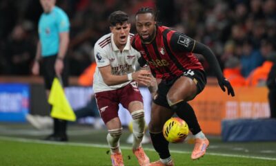 Arsenal's Piero Hincapie, left, challenges Bournemouth's Antoine Semenyo during the English Premier League soccer match between Bournemouth and Arsenal in Bournemouth, England, Saturday, Jan. 3, 2026. (AP Photo/Alastair Grant)