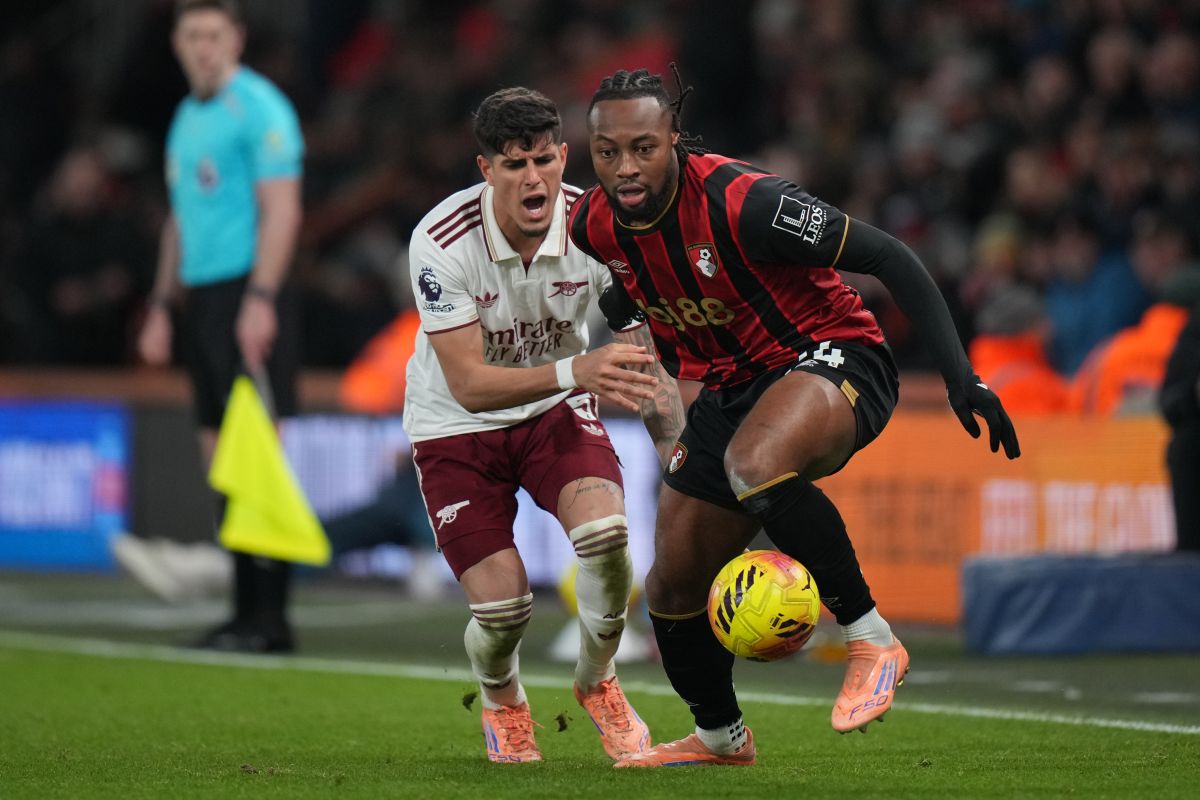 Arsenal's Piero Hincapie, left, challenges Bournemouth's Antoine Semenyo during the English Premier League soccer match between Bournemouth and Arsenal in Bournemouth, England, Saturday, Jan. 3, 2026. (AP Photo/Alastair Grant)