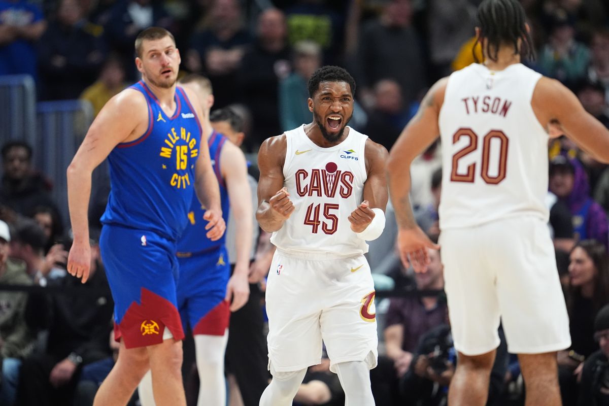 Cleveland Cavaliers guard Donovan Mitchell, center, celebrates with forward Jaylon Tyson, right, after Denver Nuggets center Nikola Jokić misses a last-second, 3-point shot to end an NBA basketball game Monday, Feb. 9, 2026, in Denver. (AP Photo/David Zalubowski)
