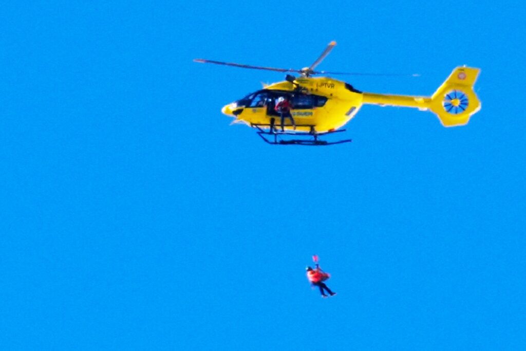 United States' Lindsey Vonn is helicoptered off after crashing, during an alpine ski women's downhill race, at the 2026 Winter Olympics, in Cortina d'Ampezzo, Italy, Sunday, Feb. 8, 2026. (AP Photo/Robert F. Bukaty)
