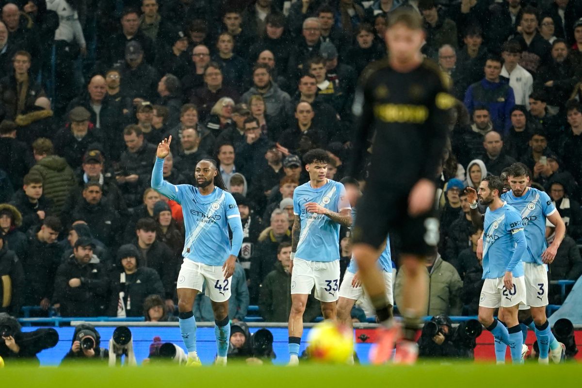 Manchester City's Antoine Semenyo, left, celebrates after scoring the opening goal during the English Premier League soccer match between Manchester City and Fulham in Manchester, England, Wednesday, Feb. 11, 2026. (AP Photo/Dave Thompson)