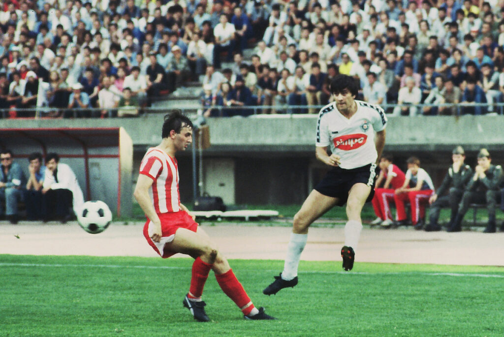 FUDBAL - Crvena zvezda - Partizan 3:0. BOSKO DJORDJEVIC, fudbaler Partizana, i ZLATKO KRMPOTIC, Crvena zvezda. Beograd, 10.06.1979. photo:T.Mihajlovic