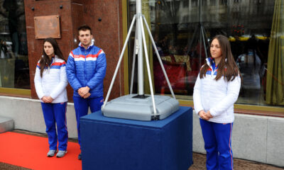 Proslava 106. rodjendana OKS u hotelu Moskva. Mladi srpski olimpijci, MILICA KOVACEVIC, RASO JEVREMOVIC i ANJA ILIC, podizu olimpijsku zastavu. Beograd, 23.02.2016. foto: Nebojsa Parausic