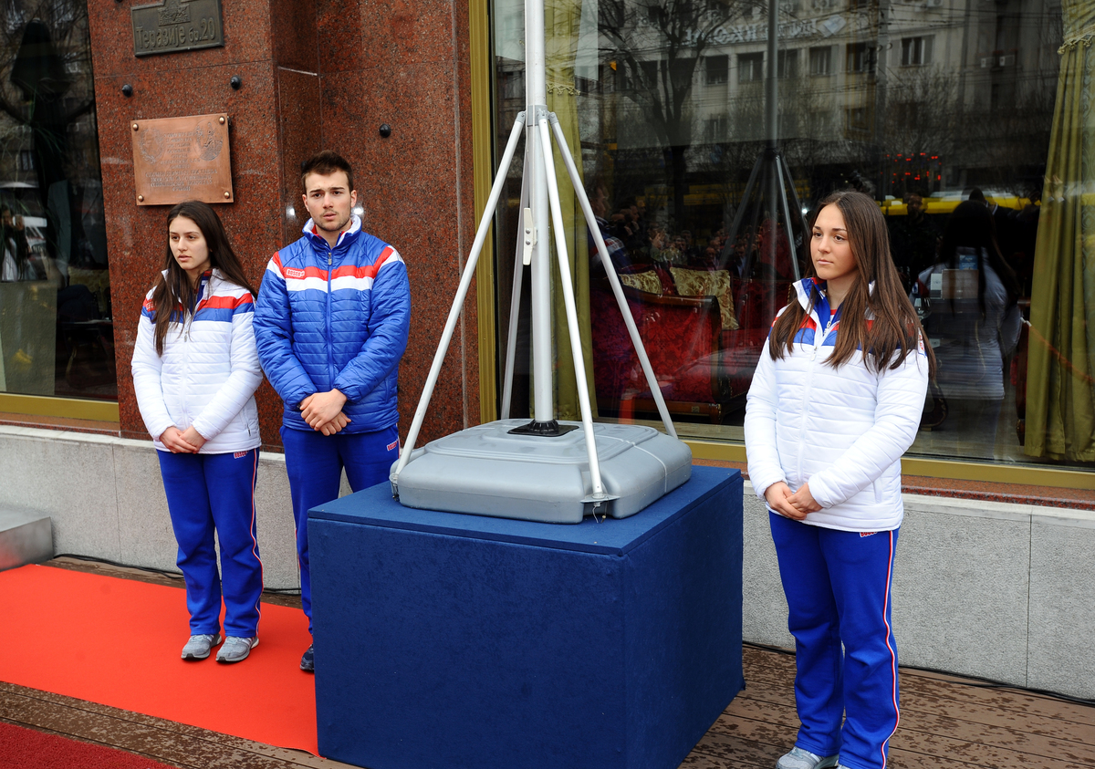 Proslava 106. rodjendana OKS u hotelu Moskva. Mladi srpski olimpijci, MILICA KOVACEVIC, RASO JEVREMOVIC i ANJA ILIC, podizu olimpijsku zastavu. Beograd, 23.02.2016. foto: Nebojsa Parausic