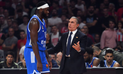 USMAN GARUBA i SERGIO SCARIOLO Serdjo Skariolo trener kosarkasa Reala Madrid na utakmici Evrolige protiv Crvene zvezde u hali Beogradska arena, Beograd 17.10.2025. godine Foto: Marko Metlas Kosarka, Crvena zvezda, Evroliga, Real Madrid