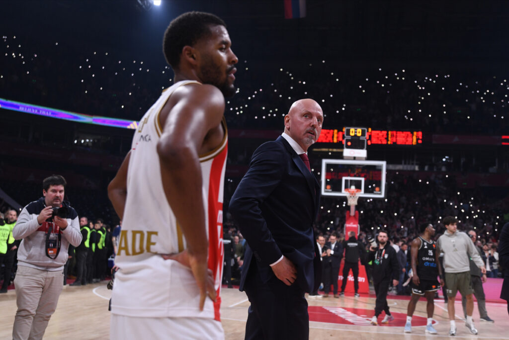 JARED BUTLER Dzared Batler i SASA OBRADOVIC, trener kosarkasa Crvene zvezde, na utakmici Evrolige protiv Dubaia, u Beogradskoj areni. Beograd, 30.01.2026. foto: MN Press / ds Kosarka, Euroleague, Crvena zvezda, Dubai
