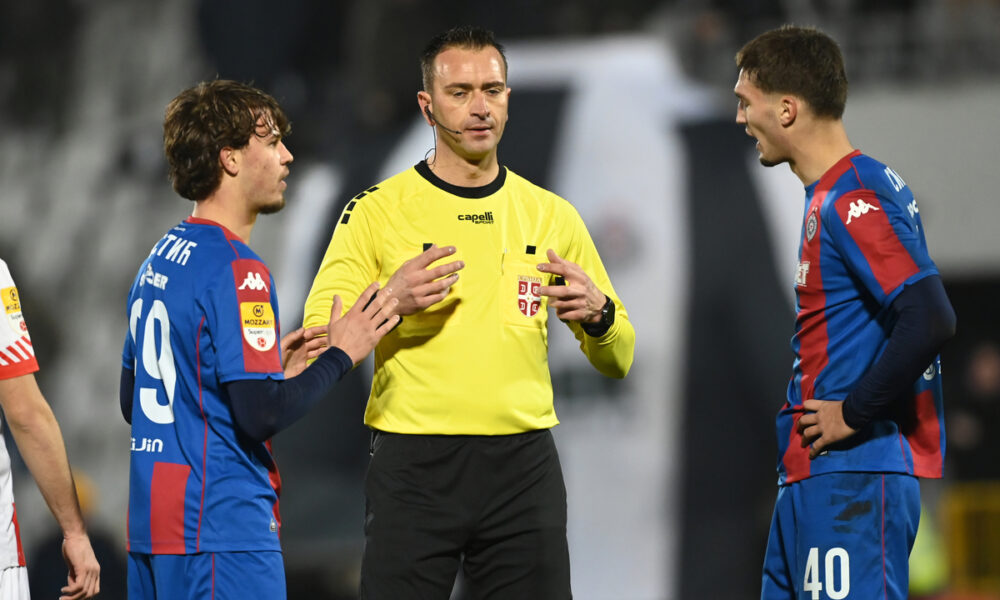 Fudbaleri Partizana i sudija Milan Mitić