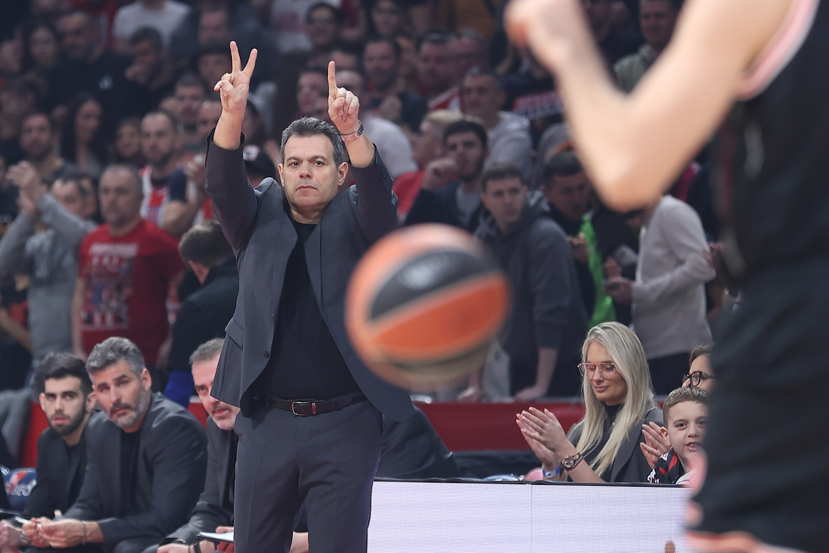 DIMITRIS ITOUDIS Dimitris Itudis trener kosarkasa Hapoela na utakmici Evrolige protiv Crvene Zvezde u hali Beogradska Arena, Beograd 03.02.2026. godine Foto: Ivica Veselinov / MN PRESS KOSARKA, BASKETBALL, EVROLIGA, EUROLEAGUE, CRVENA ZVEZDA, HAPOEL TEL AVIV