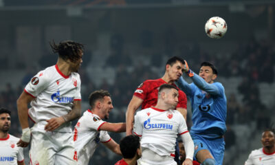 JAY ENEM Dzej Enem i BRUNO DUARTE, fudbaleri Crvene zvezde, na utakmici Lige Evrope protiv Lila, i golman BERKE OZER, na stadionu Pier Moroa Lille, 19.02.2026. foto: MN Press / dt Futbal, UEFA, Europe League, Lil, Crvena zvezda