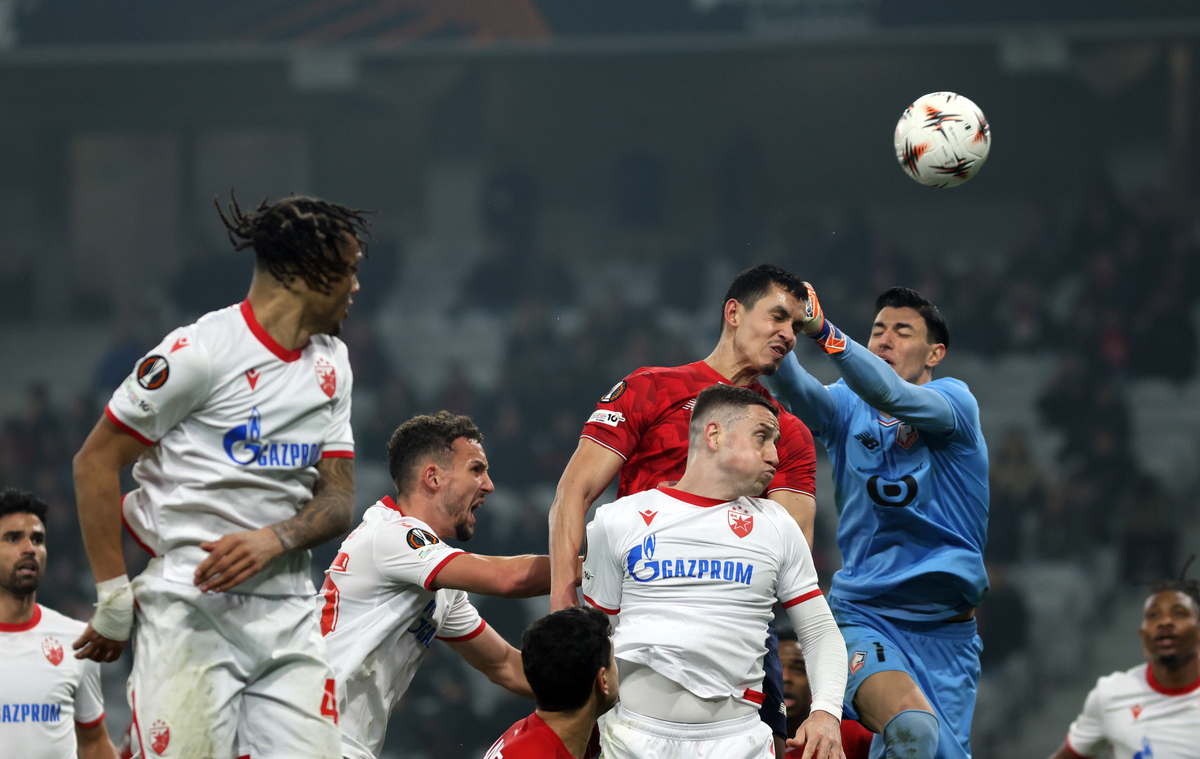 JAY ENEM Dzej Enem i BRUNO DUARTE, fudbaleri Crvene zvezde, na utakmici Lige Evrope protiv Lila, i golman BERKE OZER, na stadionu Pier Moroa Lille, 19.02.2026. foto: MN Press / dt Futbal, UEFA, Europe League, Lil, Crvena zvezda