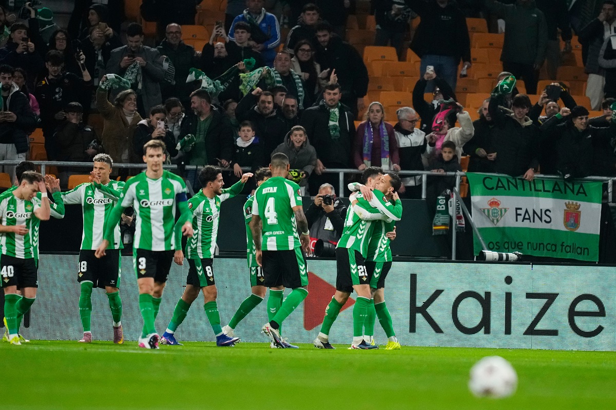 Betis' Antony, right, celebrates with teammates after scoring the opening goal during the Europa League opening phase soccer match between Real Betis and Feyenoord in Seville, Spain, Thursday, Jan. 29, 2026. (AP Photo/Jose Breton)
