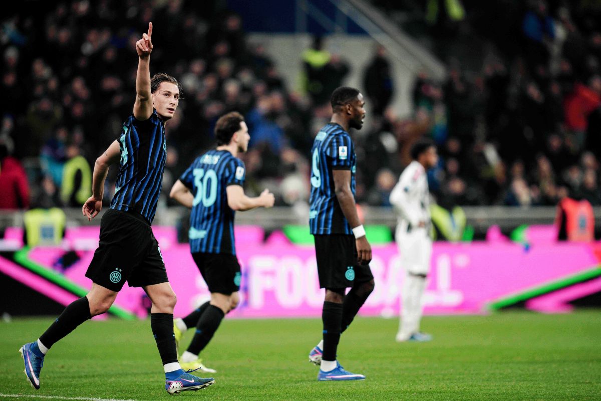 Inter Milan's Francesco Pio Esposito, left, celebrates after scoring a goal during the Serie A soccer match between Inter Milan and Juventus, Saturday, Feb. 14, 2026, in Milan, Italy. (Marco Alpozzi/LaPresse via AP)