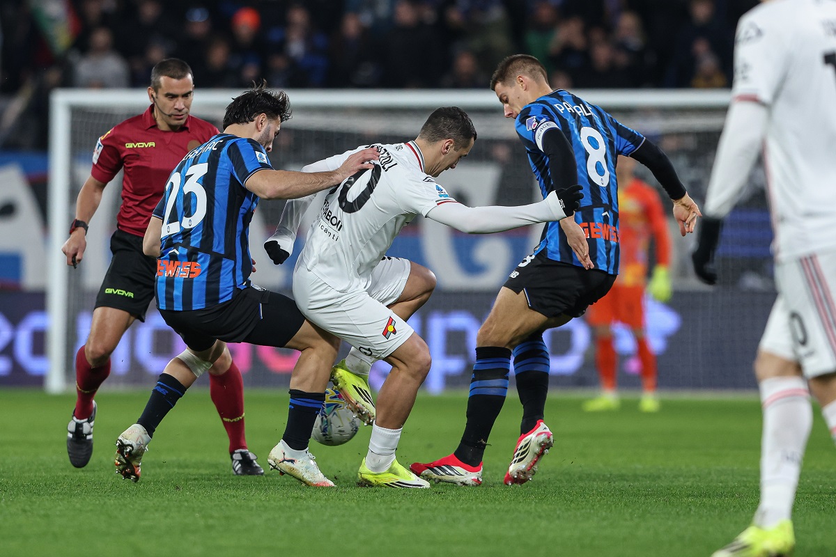 Cremonese's Federico Bonazzoli, center, battles for the ball with Atalanta's Sead Kolasinac, left, and Atalanta's Mario Pasalic during the Italian Serie A soccer match between A.C Atalanta B.C. and Cremoese in Bergamo, Italy, Monday, Feb. 9, 2026. (Stefano Nicoli/LaPresse via AP)